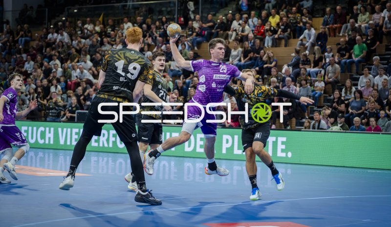 Spieler von HC Elbflorenz im Sprungwurf gegen TV Hüttenberg