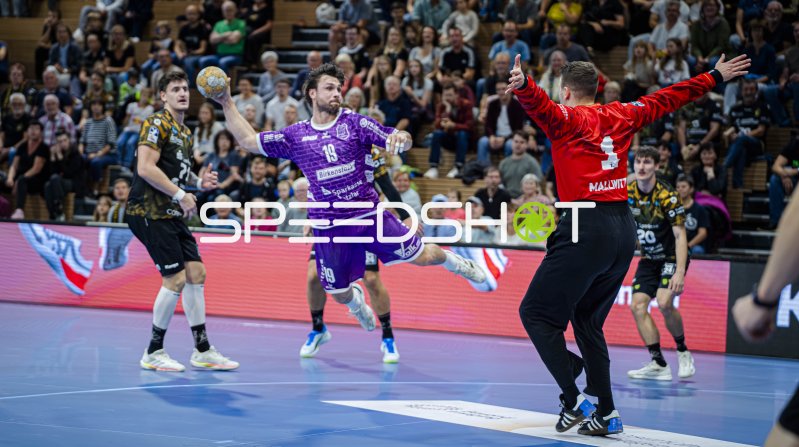 Dominik Skopár (#20; HC Elbflorenz) im Sprungwurf gegen TV Hüttenberg