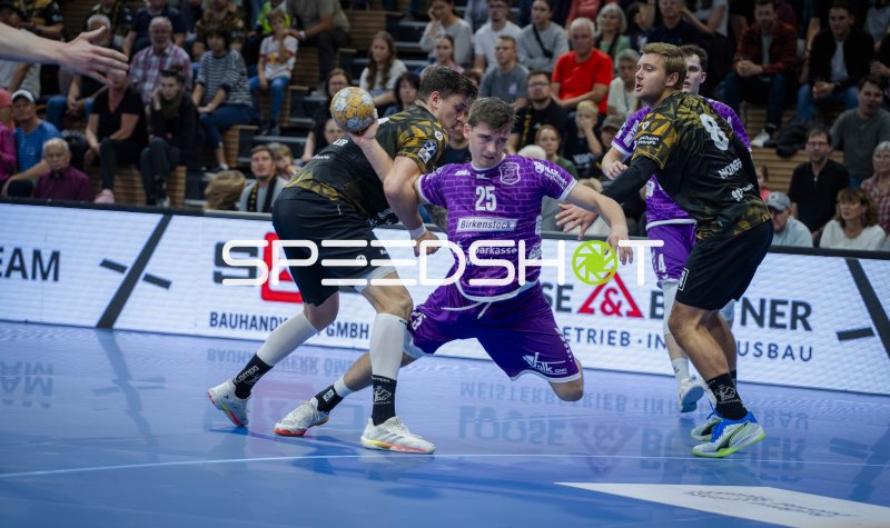 Viktor Petersen Norberg (#8; HC Elbflorenz) im Zweikampf gegen TV Hüttenberg