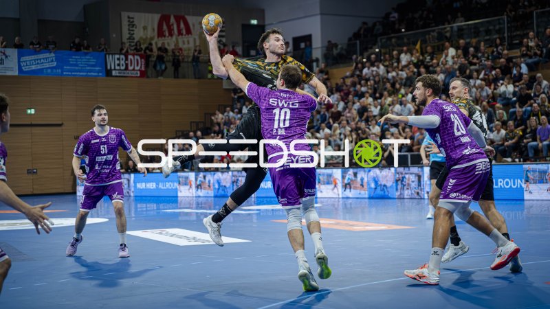 Hendrik Schreiber (#51; TV Hüttenberg) im Sprungwurf gegen HC Elbflorenz