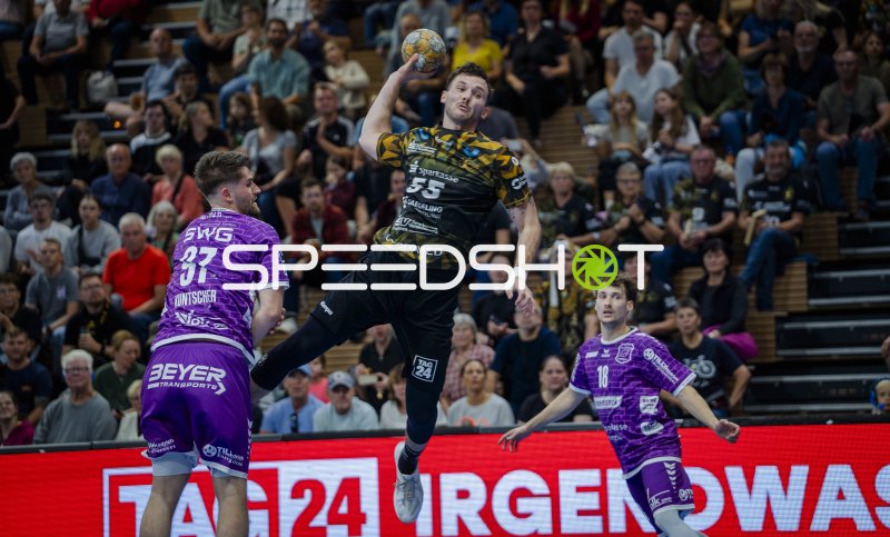 Timo Löser (#55; HC Elbflorenz) im Sprungwurf gegen TV Hüttenberg