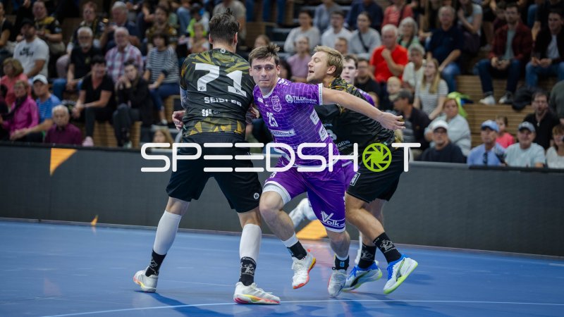 Spieler von TV Hüttenberg in Abwehraktion gegen HC Elbflorenz