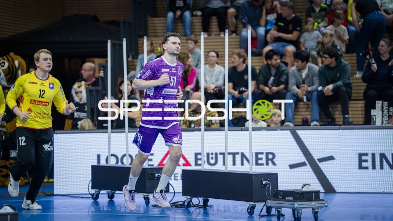 Hendrik Schreiber (#51; TV Hüttenberg) in der Spielerbank