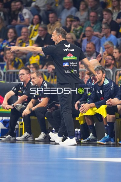 Maik Machulla dirigiert die Rhein Neckar Löwen von der Seitenlinie