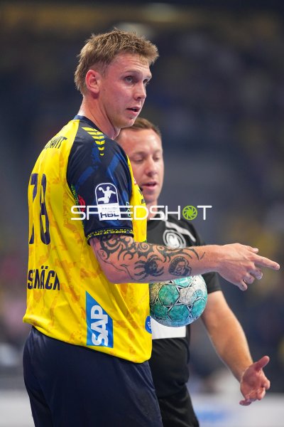 Edwin Aspenbäck (#78; Rhein Neckar Löwen) mit Ball in der SAP Arena