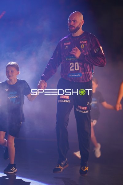 Mike Jensen (#20; Rhein Neckar Löwen) bei Mannschaftspräsentation in der SAP Arena