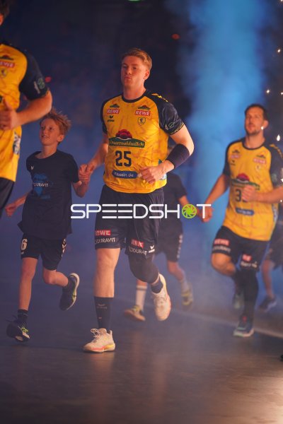 Haukur Thrastarson (#25; Rhein Neckar Löwen) beim Einlaufen in der SAP Arena