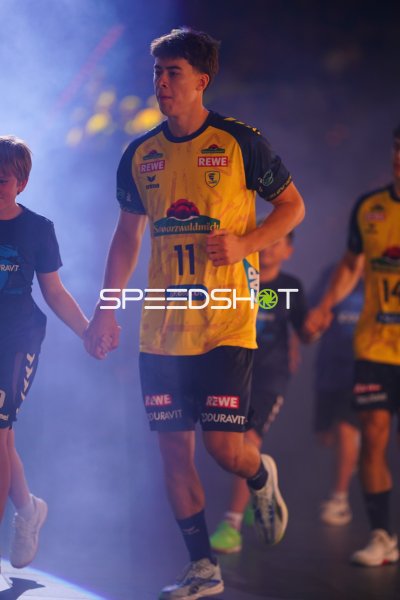 Niclas Mierzwa (#11; Rhein Neckar Löwen) beim Einlaufen in der SAP Arena
