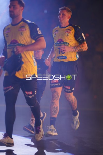 Edwin Aspenbäck (#78; Rhein Neckar Löwen) beim Einlaufen in der SAP Arena
