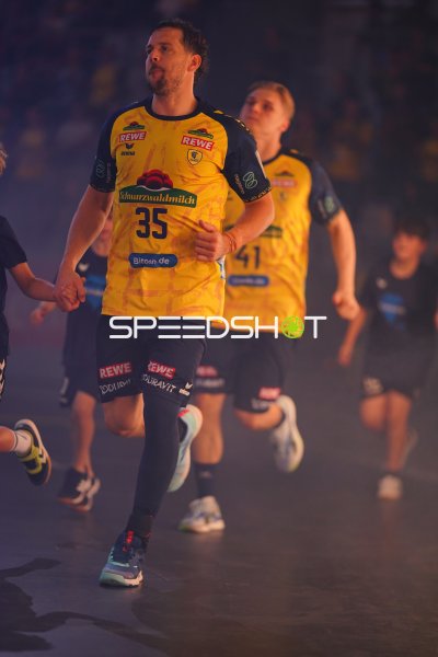 Kentin Mahé (#35; Rhein Neckar Löwen) beim Einlaufen in der SAP Arena