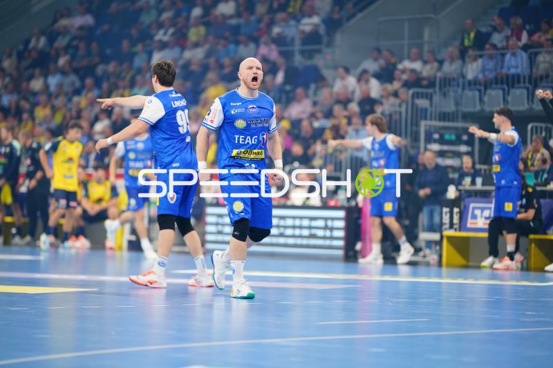 Peter Walz (#14; ThSV Eisenach) jubelt nach Tor in der SAP Arena
