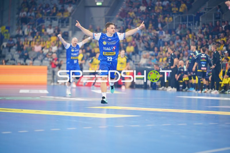 Felix Aellen (#22; ThSV Eisenach) jubelt nach Tor in der SAP Arena