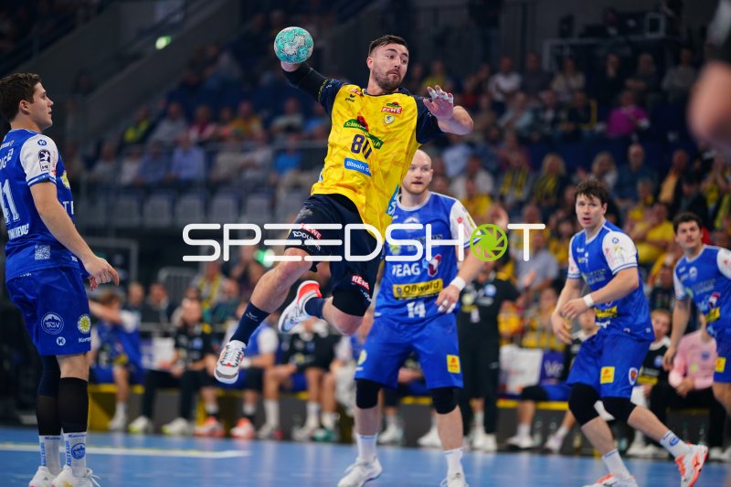 Jannik Kohlbacher (#80; Rhein Neckar Löwen) im Sprungwurf gegen Eisenach