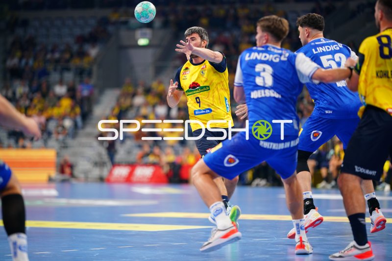 Jacob Arenth Lassen (#9; Rhein Neckar Löwen) im Sprungwurf gegen Eisenach
