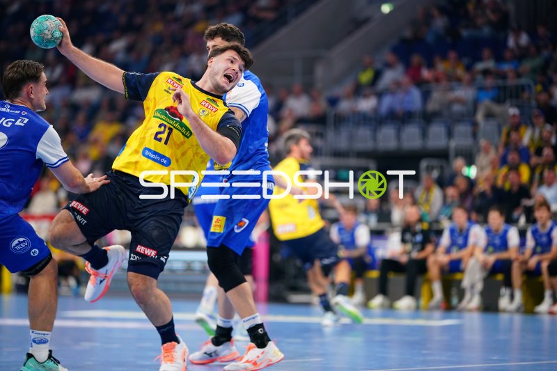 Aron Seesing (#21; Rhein Neckar Löwen) im Sprungwurf gegen Bergischer HC
