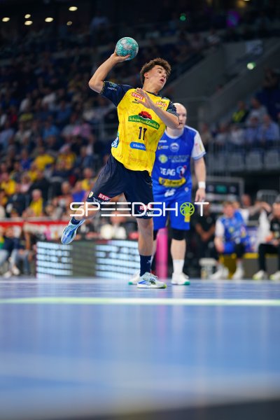Niclas Mierzwa (#11; Rhein Neckar Löwen) im Sprungwurf