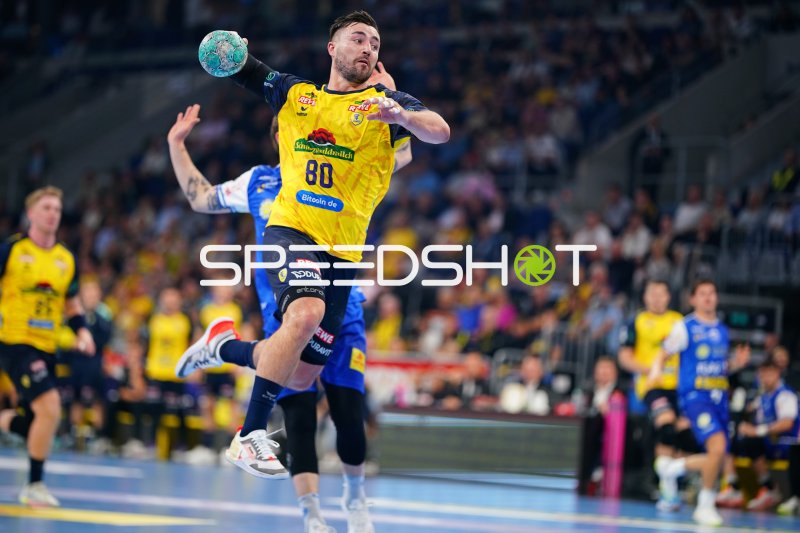 Jannik Kohlbacher (#80; Rhein Neckar Löwen) im Sprungwurf