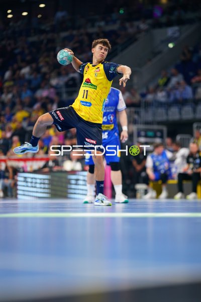 Niclas Mierzwa (#11; Rhein Neckar Löwen) im Sprungwurf gegen Eisenach