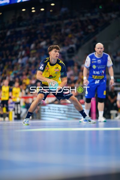 Niclas Mierzwa (#11; Rhein Neckar Löwen) im Angriff gegen Eisenach