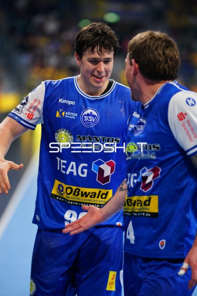 Tillman Leu (#99; ThSV Eisenach) im Gespräch mit Teamkollege