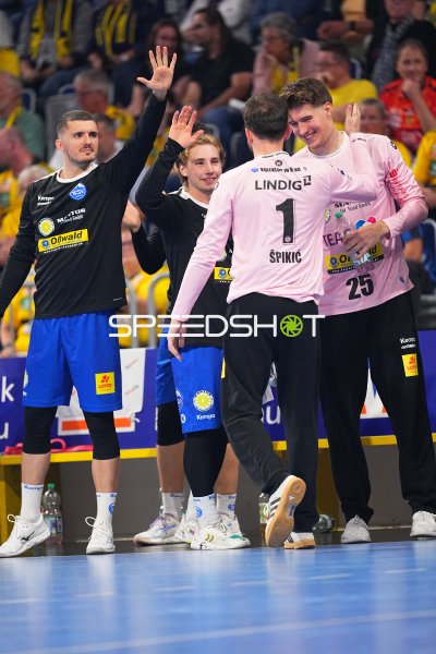 Felix Montebovi und Jannis Schneibel (ThSV Eisenach) jubeln nach Sieg in der SAP Arena