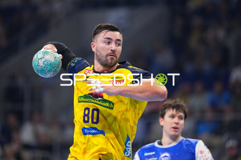 Jannik Kohlbacher (#80; Rhein Neckar Löwen) im Sprungwurf gegen Tillman Leu