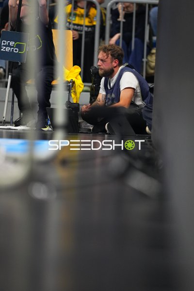 Max Krause (#104; Rhein Neckar Löwen) dokumentiert das Spiel an der Seitenlinie