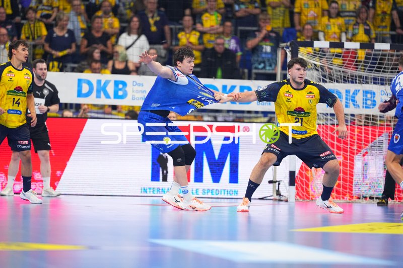 Tillman Leu (#99; ThSV Eisenach) im Sprungwurf gegen Aron Seesing und Gino Steenaerts