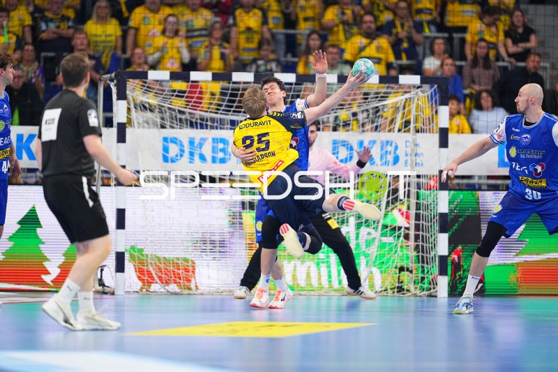 Spieler der Rhein Neckar Löwen im Sprungwurf gegen Eisenach
