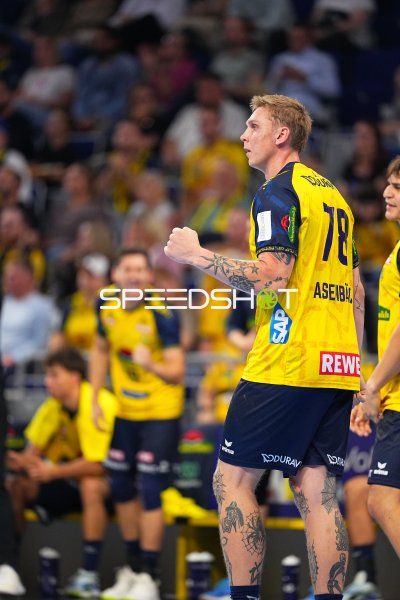 Edwin Aspenbäck (#78; Rhein Neckar Löwen) jubelt in der SAP Arena