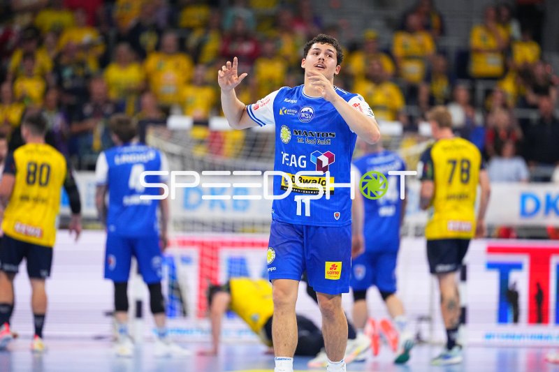 Gian Attenhofer (#11; ThSV Eisenach) gestikuliert während Spielunterbrechung