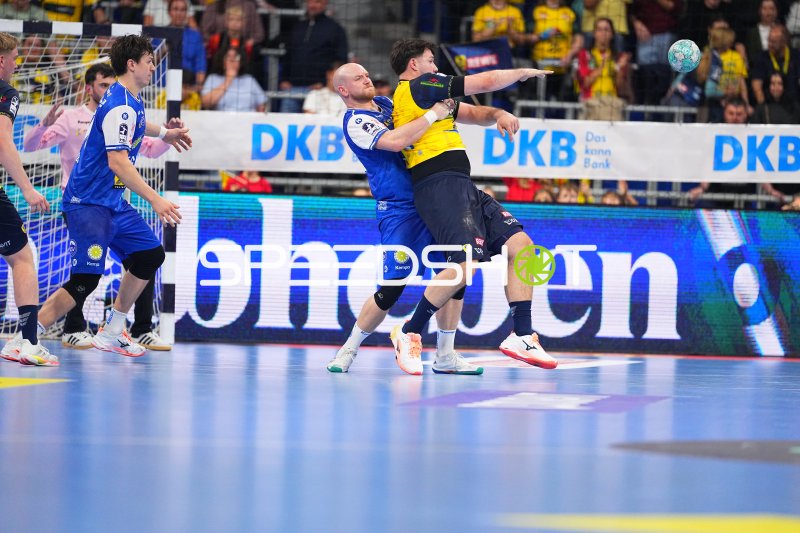 Peter Walz (#14; ThSV Eisenach) im Zweikampf gegen Rhein Neckar Löwen