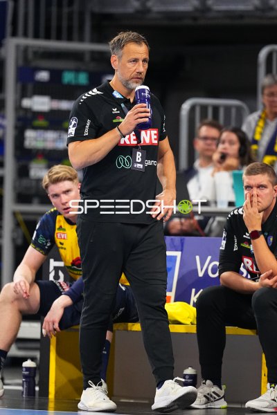Maik Machulla (#999; Rhein Neckar Löwen) spricht zu seinen Spielern in der SAP Arena