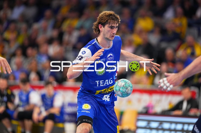 Stephan Seitz (#44; ThSV Eisenach) im Angriff gegen die Abwehr