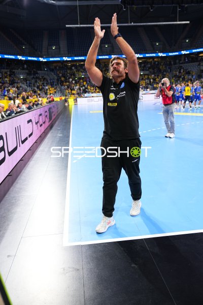 Sebastian Hinze jubelt nach Sieg in der SAP Arena Mannheim