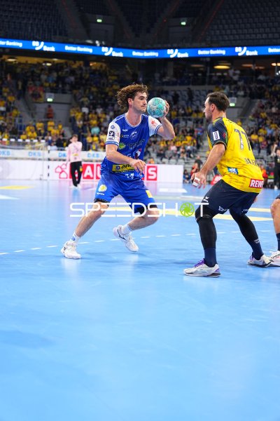 ThSV Eisenach Spieler im Angriff gegen Rhein Neckar Löwen Abwehr