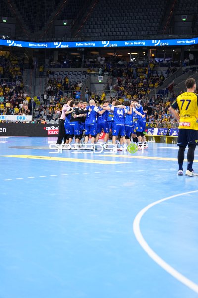 ThSV Eisenach im Mannschaftskreis nach Spielende in der SAP Arena