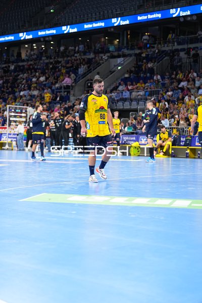 Jannik Kohlbacher (#80; Rhein Neckar Löwen) beim Spielaufbau in der SAP Arena