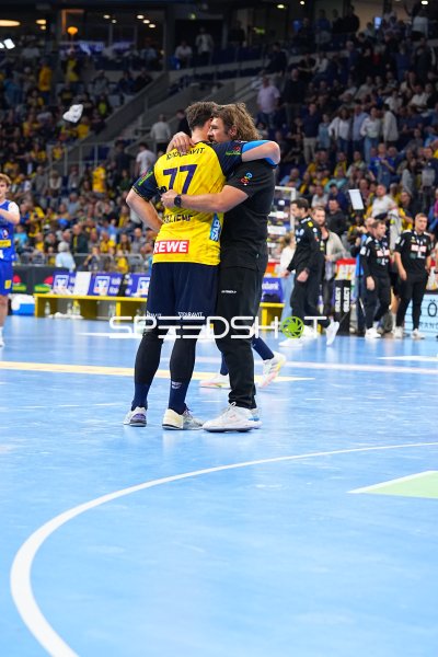 Emotionaler Moment nach Spielende in der SAP Arena Mannheim