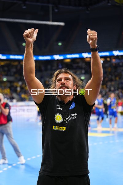 Sebastian Hinze jubelt nach Sieg in der SAP Arena Mannheim