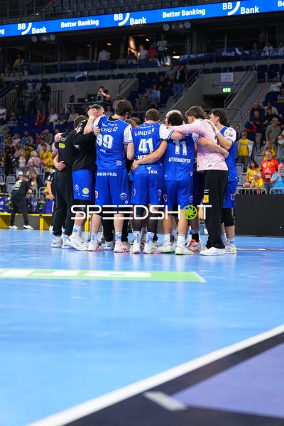 ThSV Eisenach im Mannschaftskreis während Spielunterbrechung in der SAP Arena