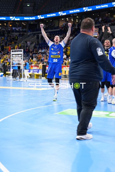Jannis Schneibel (#66; ThSV Eisenach) jubelt nach Spielende in der SAP Arena
