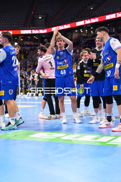 Stephan Seitz (#44; ThSV Eisenach) jubelt mit Mannschaft nach Spielende