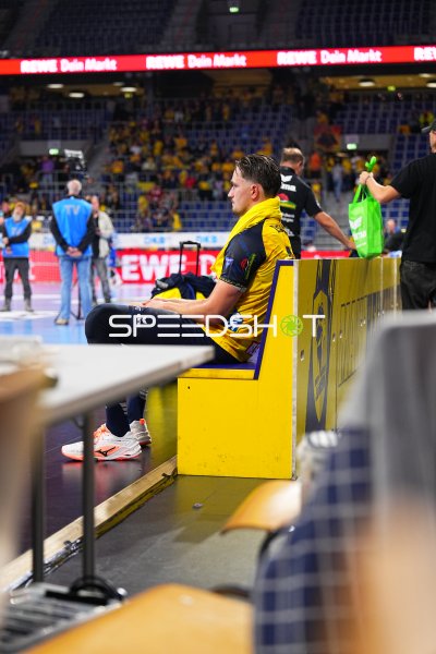 Spieler der Rhein Neckar Löwen auf der Bank in der SAP Arena Mannheim