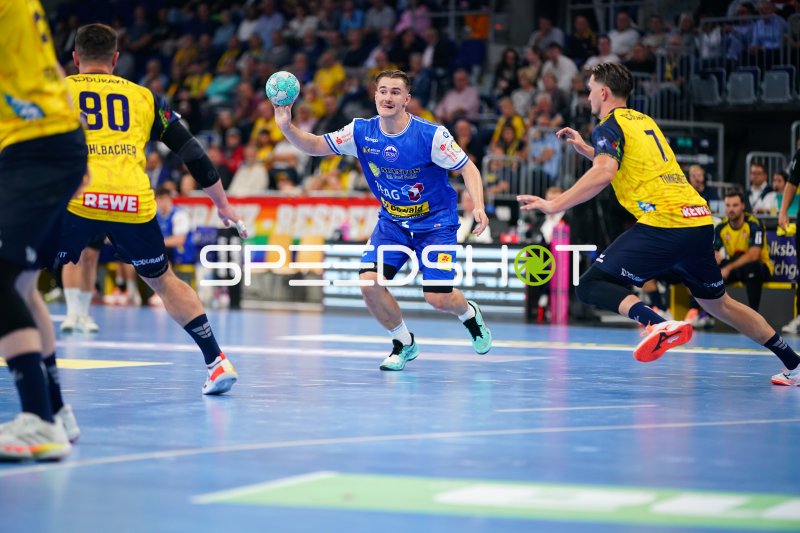 Felix Aellen (#22; ThSV Eisenach) mit Ball gegen die Abwehr der Rhein Neckar Löwen