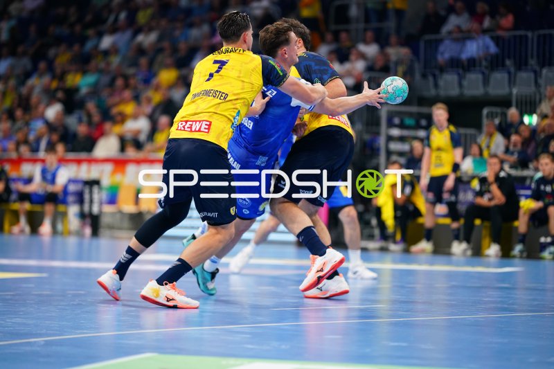 Eisenach-Spieler im Zweikampf gegen Rhein Neckar Löwen in der SAP Arena