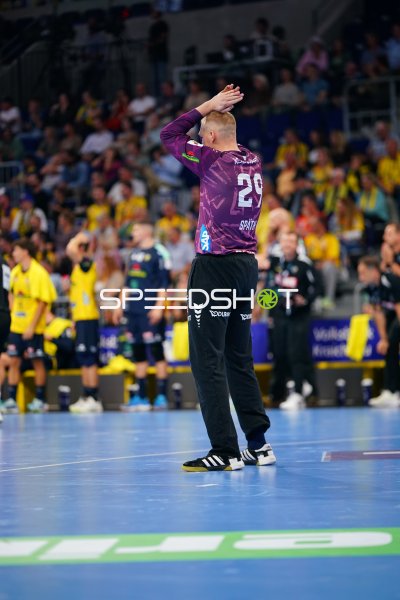David Späth (#29; Rhein Neckar Löwen) beim Timeout in der SAP Arena