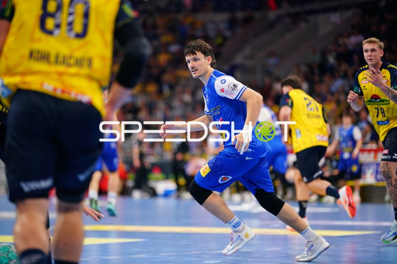 Moritz Ende (#21; ThSV Eisenach) im Angriff gegen die Abwehr der Rhein Neckar Löwen