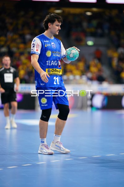 Moritz Ende (#21; ThSV Eisenach) mit Ball in der SAP Arena