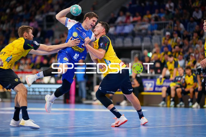 Robert Timmermeister (#7; Rhein Neckar Löwen) im Sprungwurf gegen Eisenach